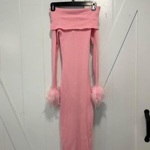 Long stechy pink dress with fur around sleeves